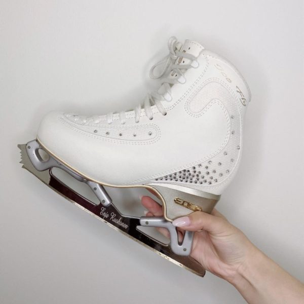 Decorating your skates with rhinestones